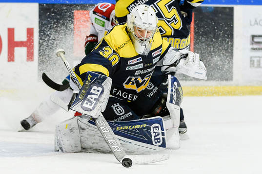 s målvakt Linus Söderström fokuserar på pucken