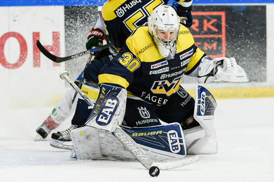 s målvakt Linus Söderström fokuserar på pucken