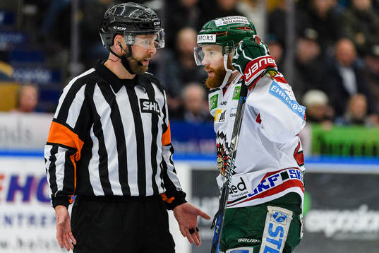 Frölundas Robin Figren pratar med Domare Marcus Linde