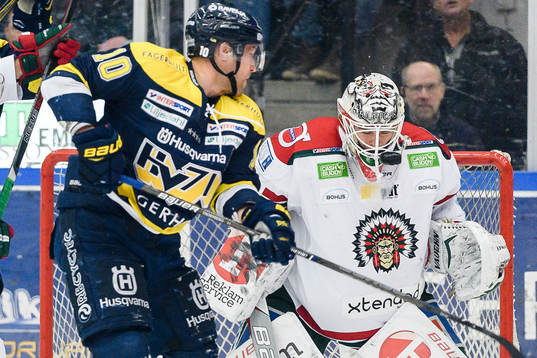 Frölundas målvakt Johan Gustafsson stoppar en puck med