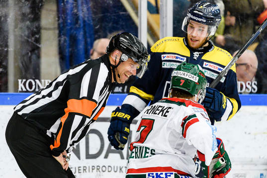 Domare Sören Persson pratar och skrattar med Frölundas