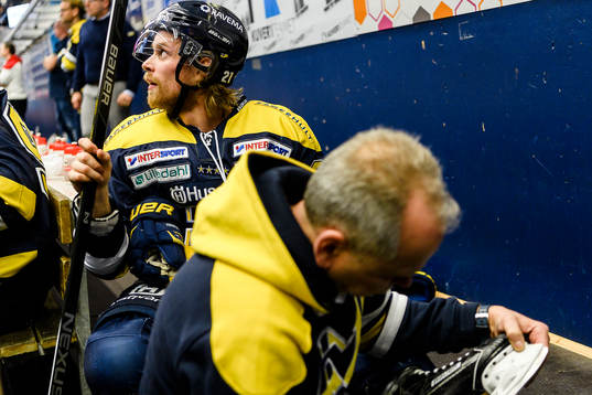 s Mattias Tedenby får hjälp med sina skridskor