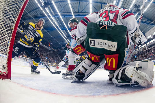s Mattias Tedenby oroar kring Frölundas mål