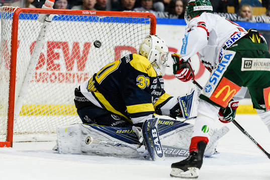 Frölundas Casey Wellman skjuter pucken i mål till 1-1