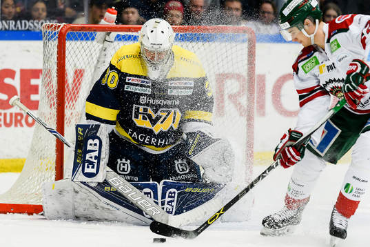 s målvakt Linus Söderström får snösprutpå sig när
