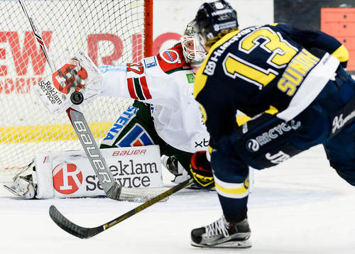 Frölundas målvakt Johan Gustafsson räddar ett skott