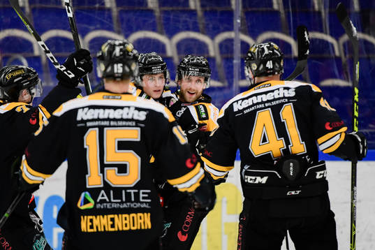 Panterns Dennis Svensson jublar