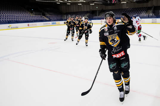 Panterns Dennis Svensson jublar