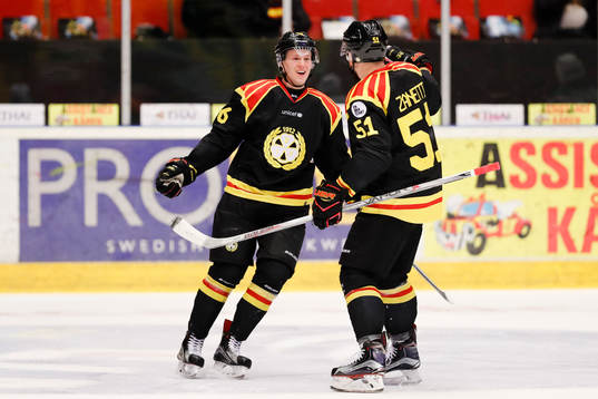 Brynäs Linus Ölund och Marc Zanetti jublar