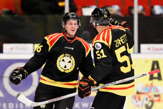 Brynäs Linus Ölund och Marc Zanetti jublar