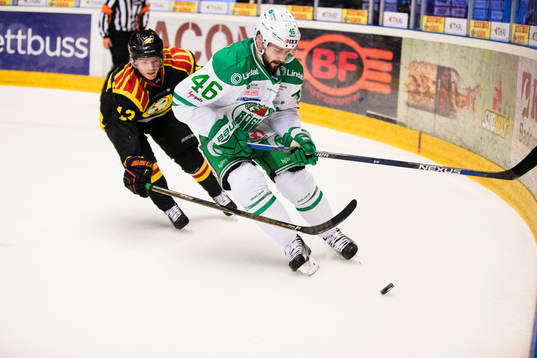 Brynäs Samuel Asklöf jagar Rögles Kevin Marshall