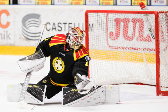 Brynäs målvakt Felix Sandström med en räddning