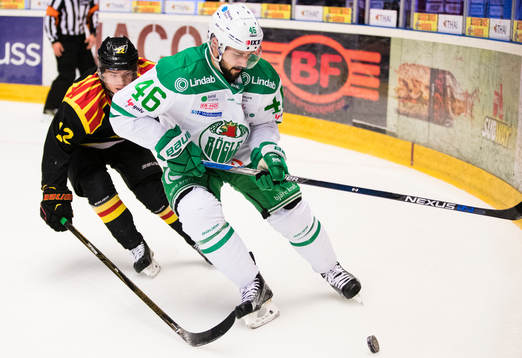 Brynäs Samuel Asklöf jagar Rögles Kevin Marshall