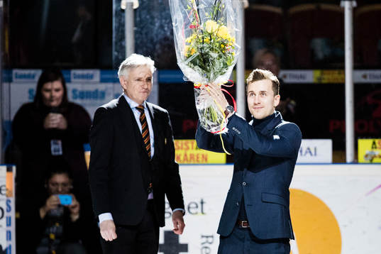 Brynäs Sebstian Enterfeldt tackas av innan ishockeymatchen