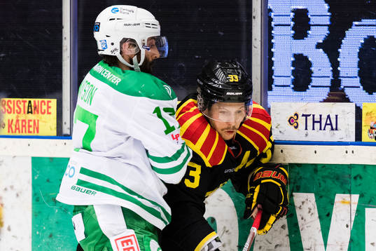 Rögles Taylor Matson med en tackling mot Brynäs Elias