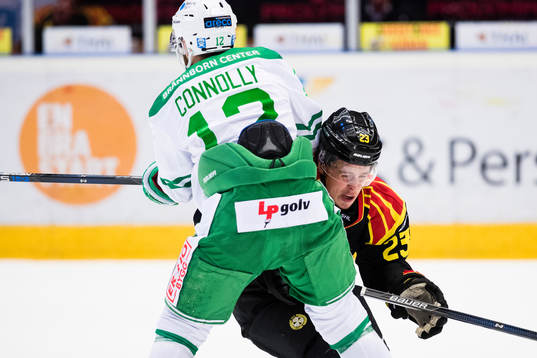 Rögles Jack Connolly i en närkamp med Brynäs Lucas