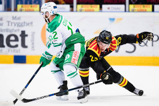 Rögles Jack Connolly i kamp om pucken med Brynäs Lucas