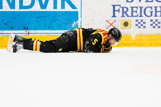 Brynäs Lukas Kilström ligger ner