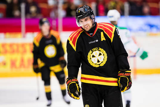 Brynäs Lukas Kilström grinar illa