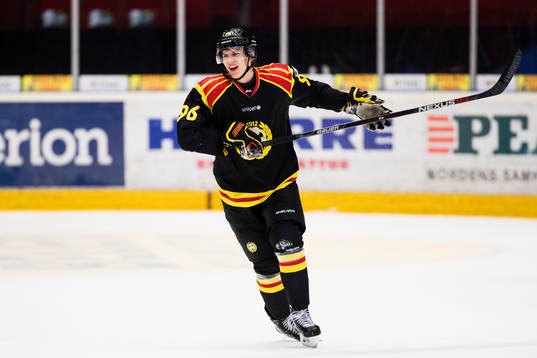 Brynäs Oskar Lindblom grinar illa