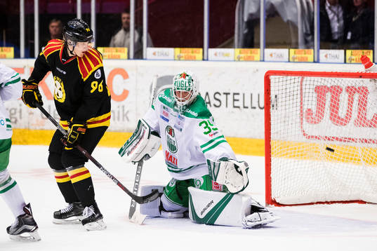 Brynäs Oskar Lindblom ser hur pucken går i mål bakom