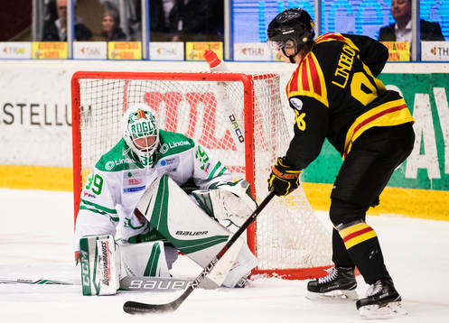 Brynäs Oskar Lindblom utmanar Rögles målvakt Anders