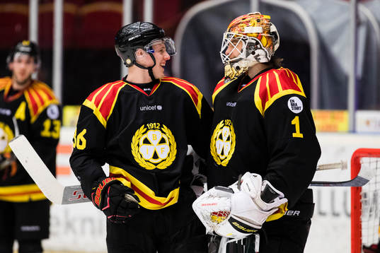 Brynäs Linus Ölund och målvakt Felix Sandström jublar