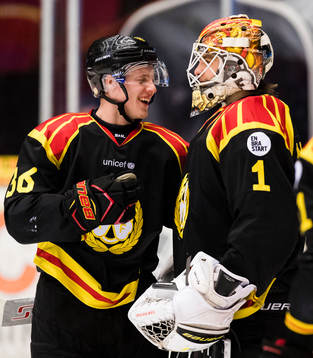 Brynäs Linus Ölund och målvakt Felix Sandström jublar