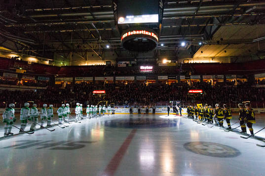 Brynäs Sebstian Enterfeldt tackas av innan ishockeymatchen