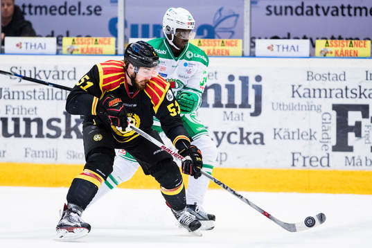 Brynäs Marc Zanetti i kamp om pucken med Rögles Edwin