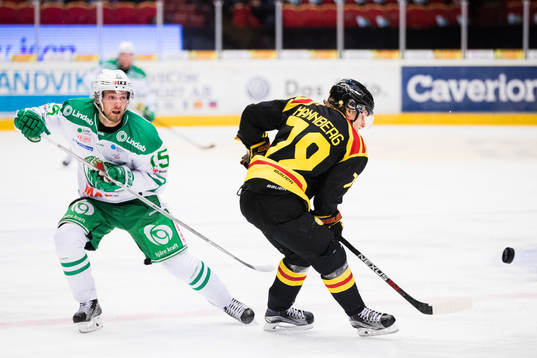 Rögles Simon Ryfors och Brynäs Daniel Mannberg