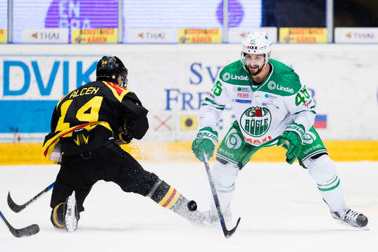 Brynäs Johan Alcén i kamp om pucken med Rögles Kevin