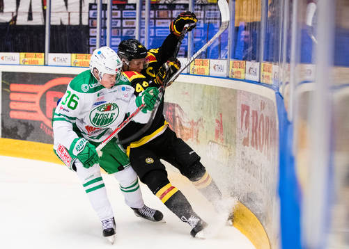 Rögles Filip Karlsson i en närkamp med Brynäs Jacob