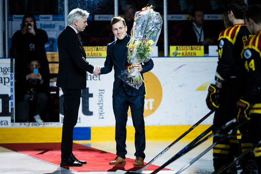 Brynäs ordförande Jürgen Lorenz lämnar över blommor