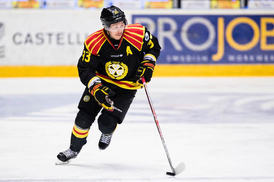 Brynäs Elias Fälth med pucken