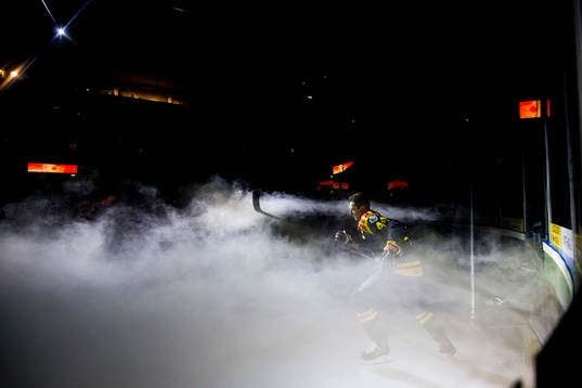 Brynäs Jacob Blomqvist gör entré innan ishockeymatchen i