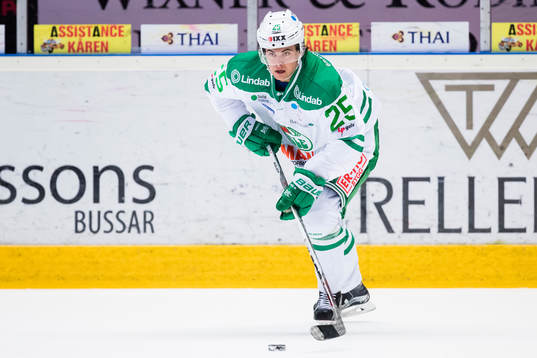 Rögles Ludvig Elvenes med pucken
