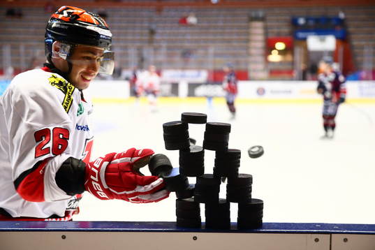 Örebros Greg Squires river ner puckar