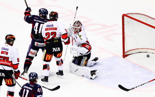 Linköpings Garrett Roe (ej i bild) gör mål 3-1och