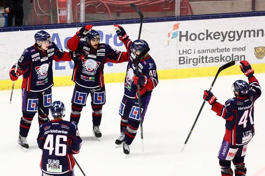 Linköpings Garrett Roe jublar med bland andra Ken Andre