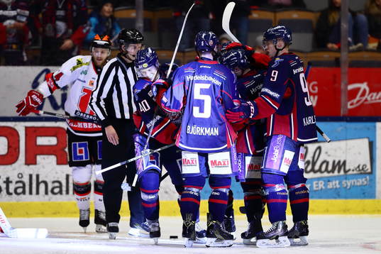 Linköpings Ken Andre Olimb jublar med laget