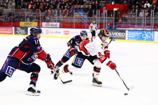 Örebros Petr Záaorsky med Linköpings Anssi Salmela och