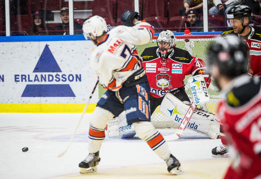 Växjös Jeff Tambellini mot Malmö Redhawks målvakt