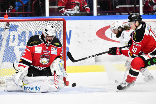 Växjös Ville Leino oroar framför Malmö Redhawks