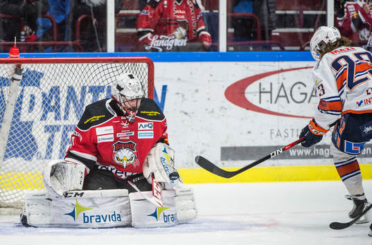 Växjös Ville Leino mot Malmö Redhawks målvakt