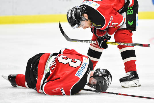 Malmö Redhawks Ilari Filppula hjälper André Benoit som