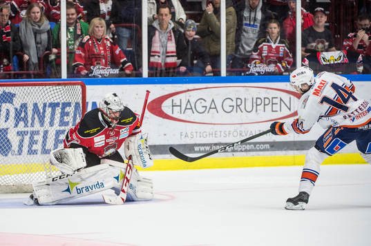 Malmö Redhawks målvakt Cristopher Nihlstorp räddar