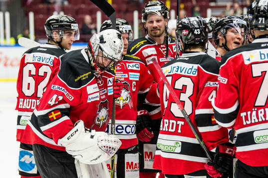 Malmö Redhawks målvakt Cristopher Nihlstorp jublar med