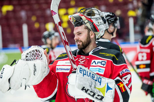Malmö Redhawks målvakt Cristopher Nihlstorp jublar