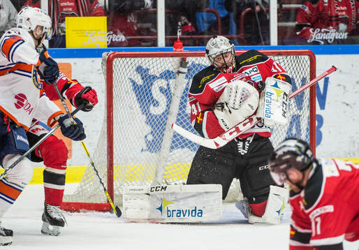 Växjös Tuomas Kiiskinen mot Malmö Redhawks målvakt